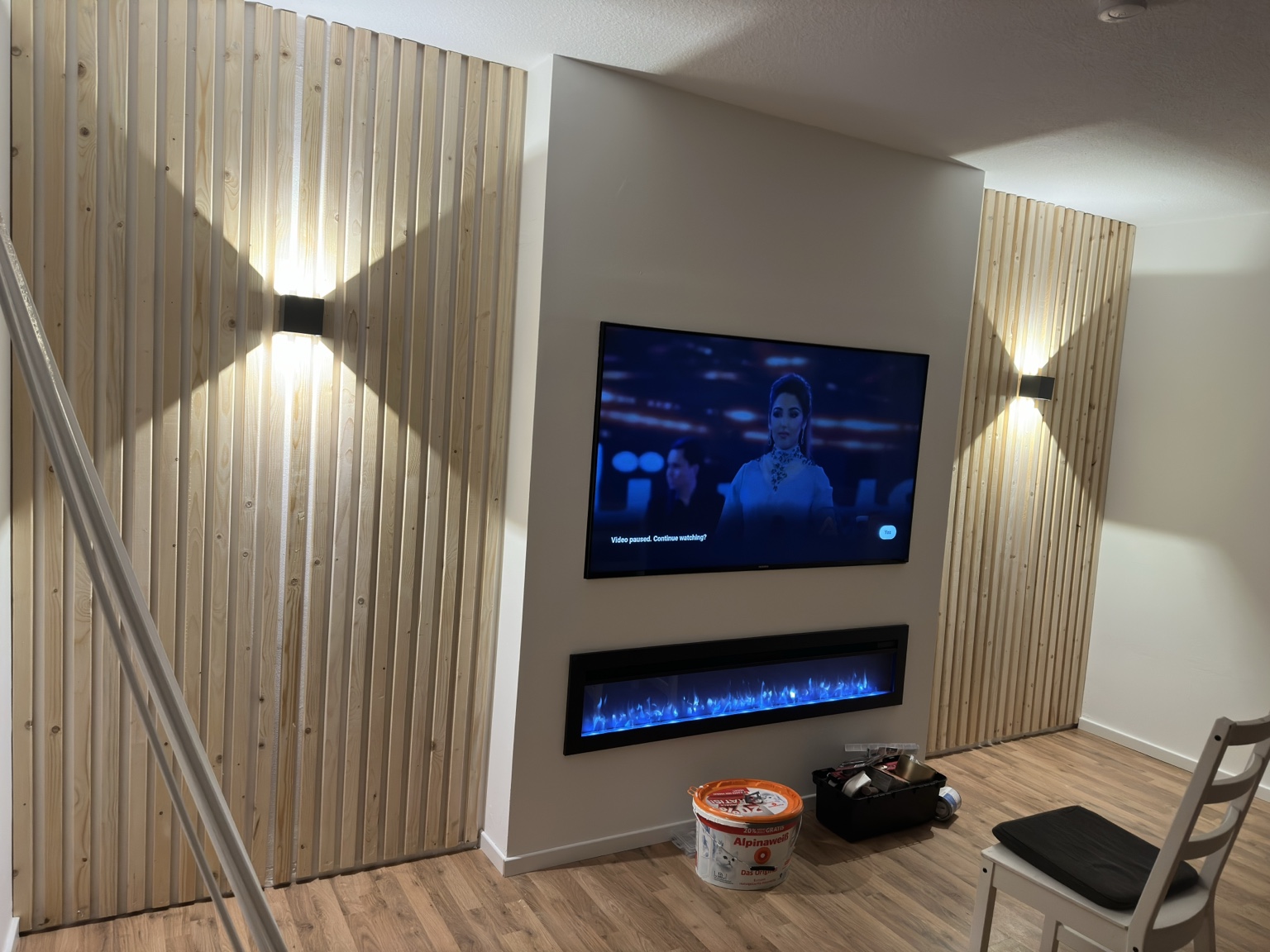 TV-Wand mit Holzlamellen